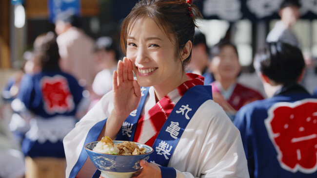 ＜累計680万食突破！夏本番に食べたい、ひんやり人気の鬼おろし！＞上戸彩さんが『鬼おろし豚しゃぶぶっかけうどん』をつるりで「鬼おいしい！」
