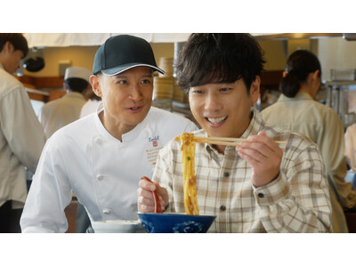 松岡昌宏さん、二宮和也さん TVCM初共演！丸亀製麺×松岡昌宏さん、ガツンとニンニク！『肉辛まぜうどん』打ち立てもちもちのうどんに、濃厚具材が絡んで「もう戻れない」