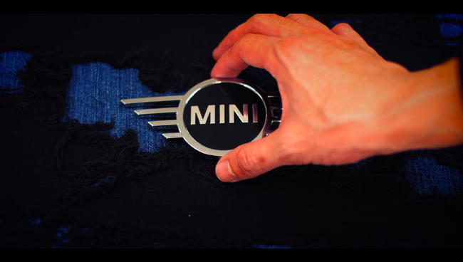 [映像初公開] デニムを纏ったMINI車「BLUE DRIVE」の走行映像が初公開! 青木被服での制作現場映像も到着。3月からは倉敷での長期展示がスタート!