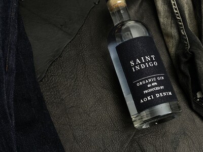 藍色のジンが誕生。岡山県デニムファクトリー青木被服が監修、藍を極めるデニム職人とクラフトジン創作家が作り出す本気のジン「SAINT INDIGO」が完成！クリスマスや年末年始の彩に。