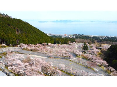 4/6(土)びわ湖バレイ2024年グリーンシーズン(春のびわ湖テラス)営業開始。残雪の山頂と山麓には新た...