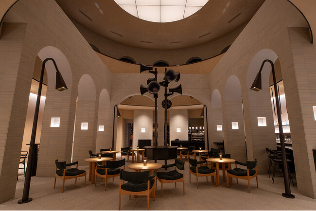 「喫茶」と「バー」を独自の視点で再編集した、過ごし方・時間帯で表情を変えるコーヒー・バー＆ラウンジ「LOOPS」が2025年9月12日（金）、「NEWoMan TAKANAWA」内にオープン