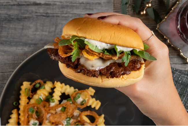 【Shake Shack】オリジナルワインとのペアリングもおすすめ！ホリデーシーズンにぴったりな特別メニュー「ブラックトリュフバーガー」と「ブラックトリュフフライ」を期間限定販売