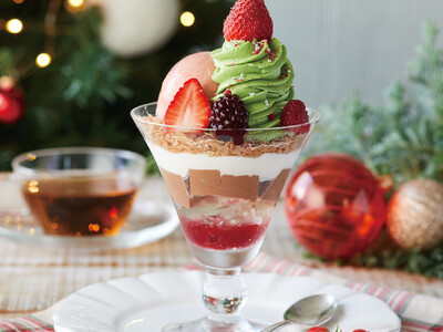 【Afternoon Tea】クリスマスシーズン限定「苺とピスタチオホイップのクリスマスツリーパフェ」登...