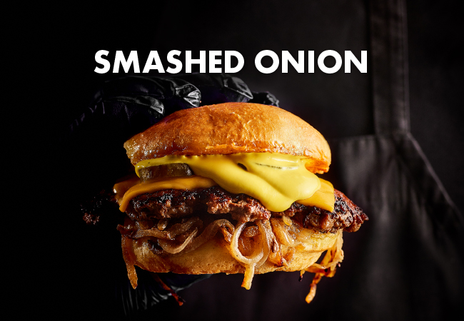 【Shake Shack】オニオンとビーフパティをスマッシュして香ばしく焼き上げた、スマッシュバーガーを堪能できる「スマッシュドオニオン」が、4月23日(水)より期間限定で新登場！