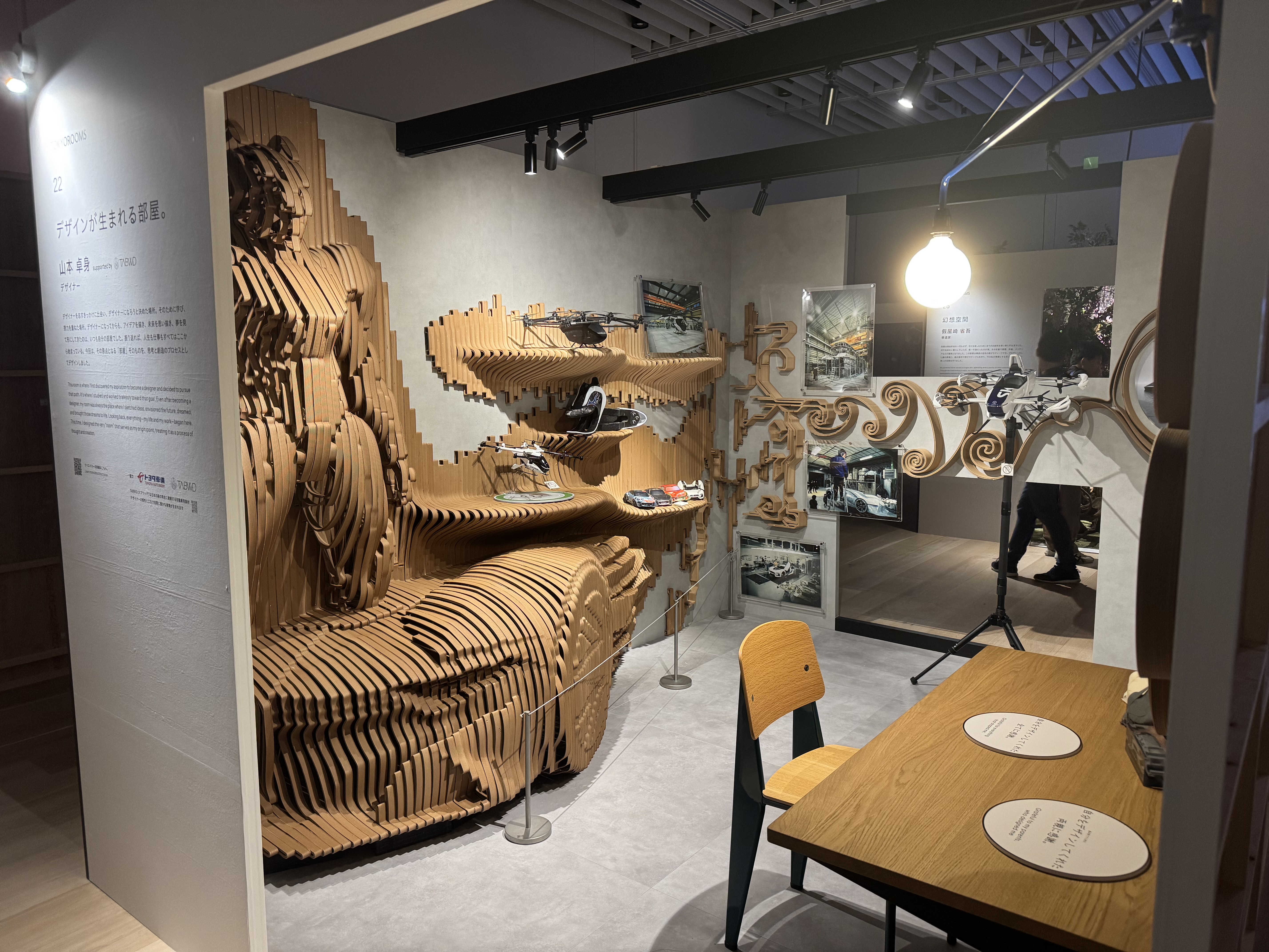 【ExtraBold】カーデザイナー山本卓身氏のTOKYO ROOMS出展作品をトヨタ車体株式会社の環境配慮型材料「TABWD(R)(タブウッド)」を用い、大型3Dプリンターでの製作を担当
