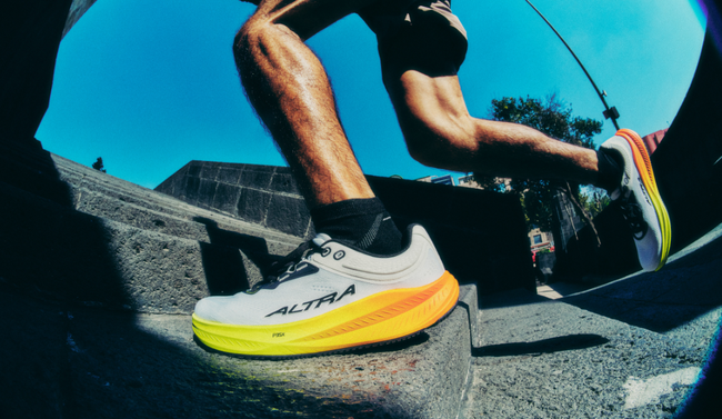 圧倒的な耐久性のVibram(R) XS DURA と 2層構造フォームをソールに採用