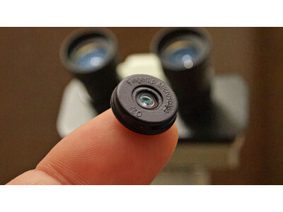 これはすごい！スマホに装着する指先サイズの「偏光機能付き特殊顕微鏡レンズ」が日本上陸