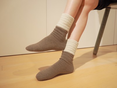 暖かくて履きやすく、カカトはしっとり。足を美しく健やかに保つ靴下『ラブヒール(R)』の新シリーズを発売開始！レッグウォーマー機能を加えて足首までふんわり温めます。
