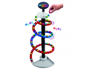 らせん状のレーンにボールを乗せて、バランスを崩すと…ザザザー！