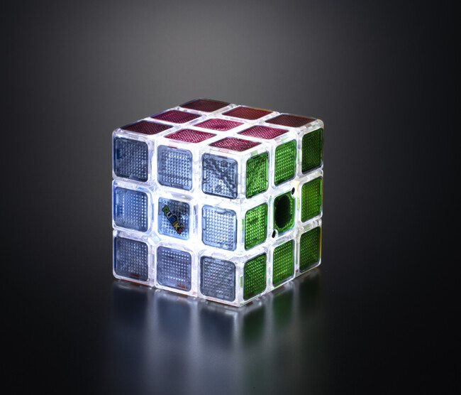 光ると色が出現！？ルービックキューブ史上初の“光るキューブ” 　『ルービックキューブフラッシュ』