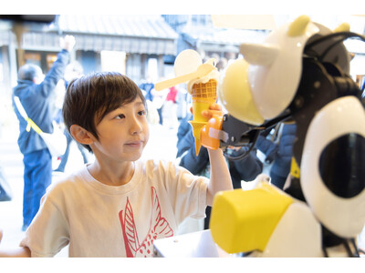 販売数2倍・人件費11％削減のソフトクリームロボ「モーモー」、修学旅行の高校生考案の“おみくじ機能”を12月8日搭載へ