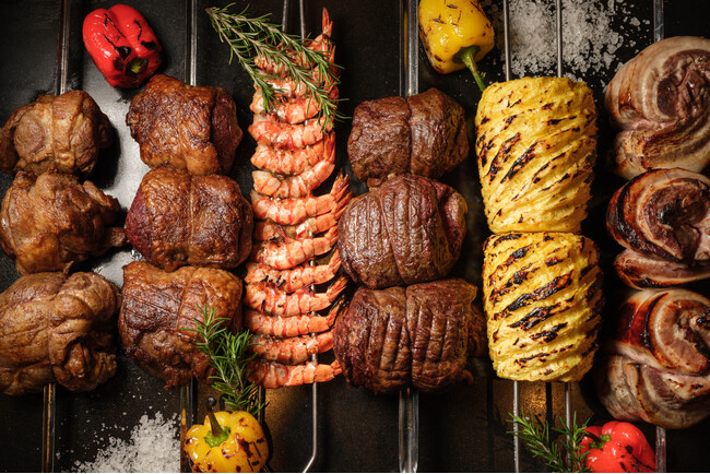 ハイアット セントリック 金沢 | ライブ感満載、シュラスコスタイルの週末限定ランチが新登場！ジューシーな肉塊や多国籍なメニューを陽気に味わい尽くす「FIVE BBQ ランチブッフェ」