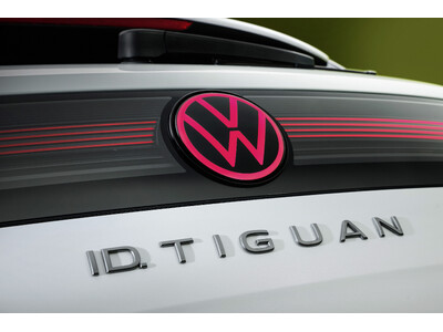 �d�C�����Ԃ̖����A�󂯌p����郂�f���� �V�^�uID. Tiguan�v*1 ��10���ɐ��E�����J�i���{���j