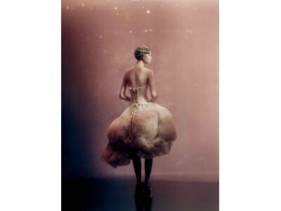 マルタ・オルテガ・ペレスによるMOP財団が、世界的に著名な写真家パオロ・ロヴェルシの大規模展覧会をア・コ...