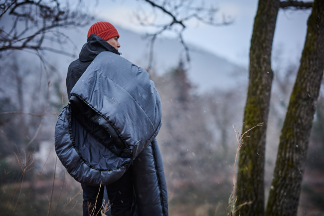 イギリスのアウトドアブランドSnugpak（スナグパック）秋冬寝袋の人気モデル「ベースキャンプスリープシステム」に待望の新色＜グレー×ブラック＞が登場。2025年9月25日（木）発売。