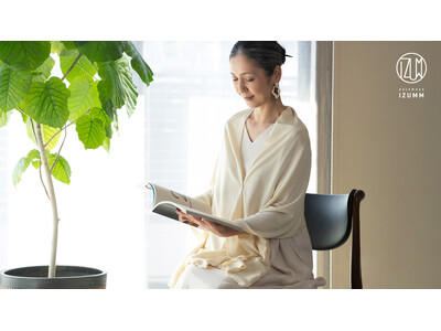 「カーデはかさばる、ストールは落ちる」悩みを解決。冷えとストレスから守る“着るストール”をパジャマブランドが発売｜パジャマ屋IZUMM