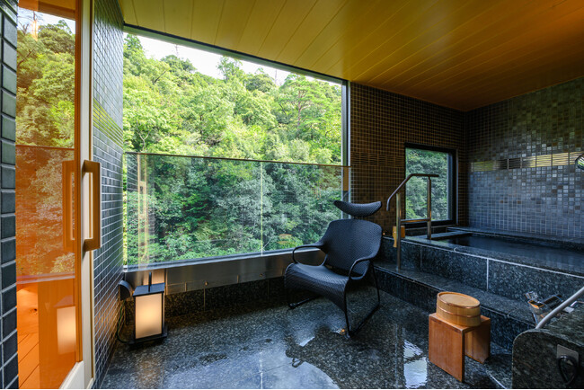 創業800年の老舗旅館「白鷺湯たわらや」のプライベートサウナで、渓流の絶景を独り占め。「渓流サウナ＆源泉露天風呂付客室」が2025年10月にオープン。