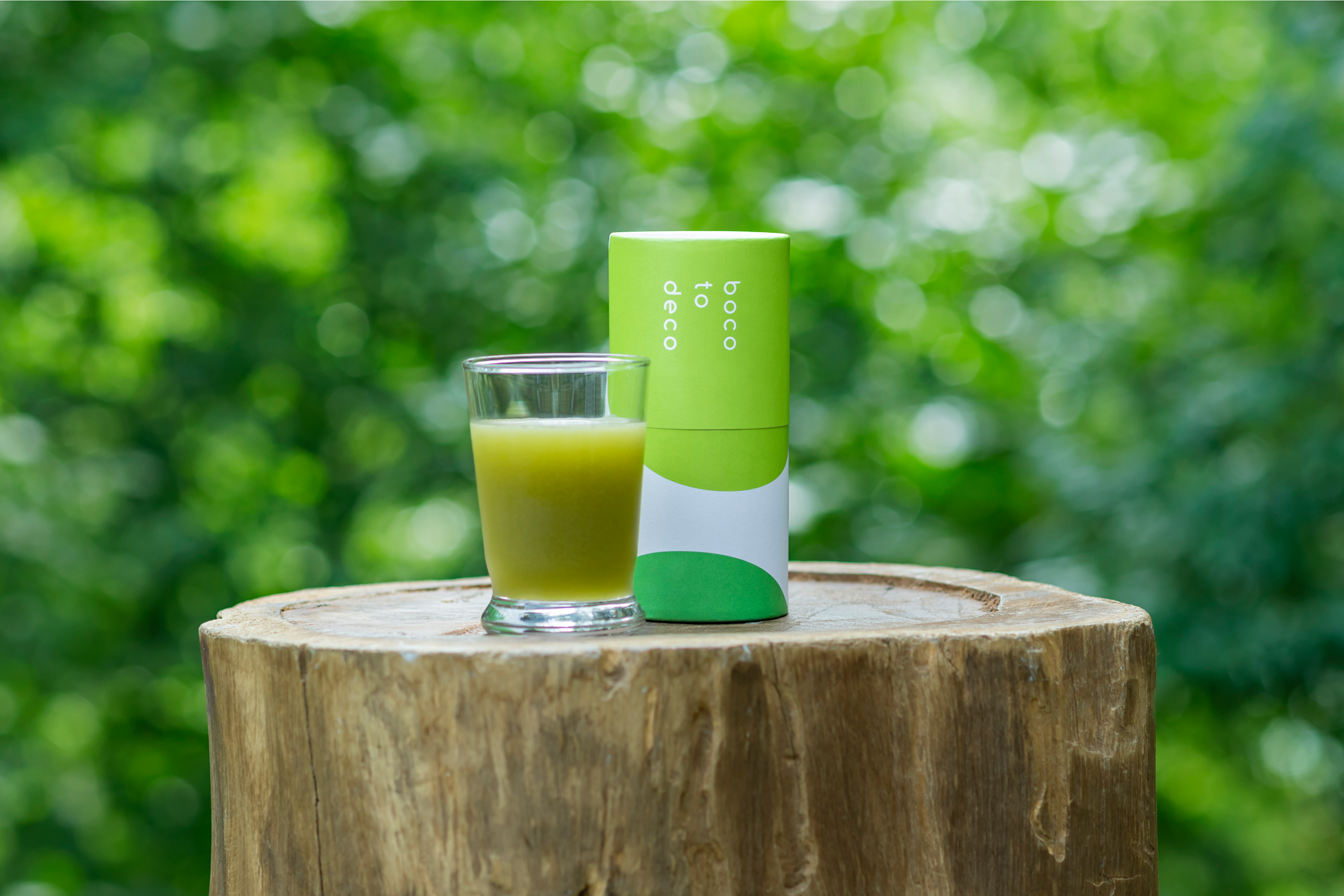 国産手摘み明日葉の恵みをそのままに。たった2つの素材でつくる正直な青汁「ボコとデコ」が4月30日(水)よりBiopleとBiopにて販売開始