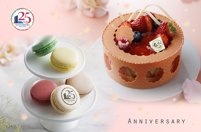可愛らしく苺をあしらったメリーゴーラウンドのような春限定ケーキが新登場！東京ドームホテル開業25周年記念スペシャルスイーツ第2弾として、アニバーサリーケーキとパステルカラーのマカロンを販売開始