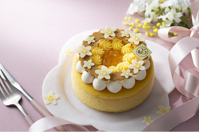 2種のクリームチーズとギリシャヨーグルトで仕上げたスフレチーズケーキが1日10個限定で新登場!東京ドームホテル開業25周年記念スペシャルスイーツ第4弾、夏らしい爽やかなケーキとマカロンを販売開始