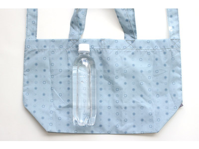 リーズナブル＆オシャレにサステナブルな100%リサイクル素材を！にこちゃんマーク全開な再生ペットボトル素材のエコバッグとエコバッグケースをデジタルショップで先行販売スタート