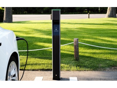事前予約可能な「目的地充電」　EV 用スリム充電スタンド『PLUGO BAR（プラゴバー）』を発売開始
