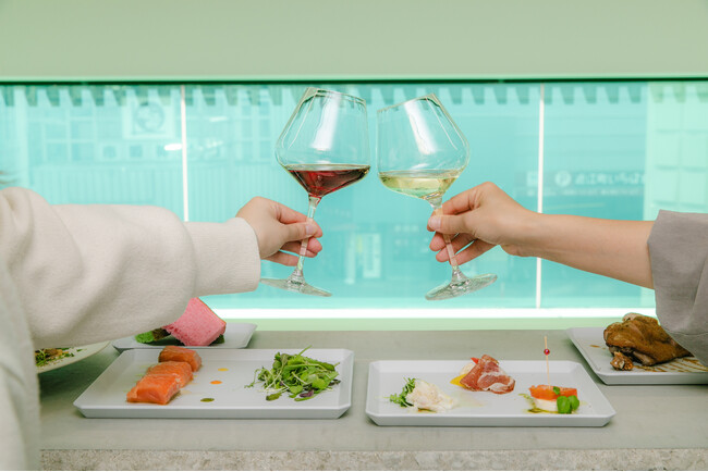 マイクログリーン専門レストラン【OTM Restaurant & Bar】にて、12/9(月)～12/25(水)までの期間限定クリスマスコースを販売。