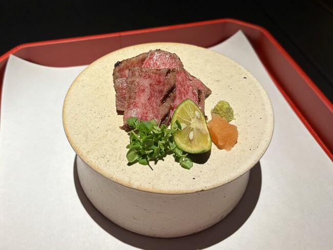 出汁の新しい世界を提案する【barrier(バリア)】にて、期間限定メニュー【A5能登牛の昆布締めたたき】の提供をスタート。