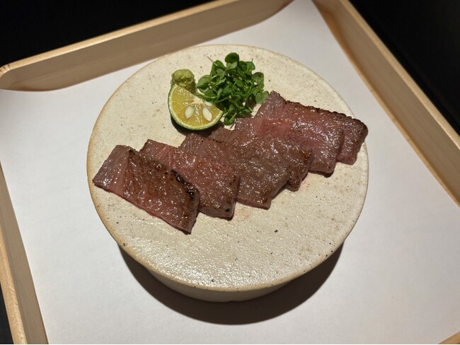 創作海鮮丼専門店【TILE (タイル) 】が贈る春の味覚。A5能登牛の昆布締めを、香ばしい炙りでとろける仕上げに。