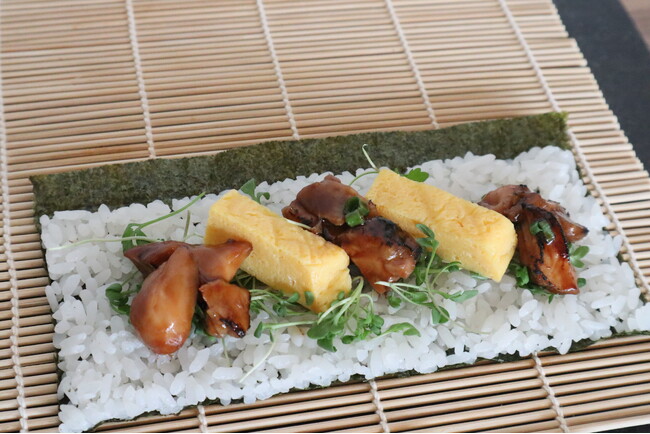 香ばしさを包む体験。細巻き寿司の体験型レストラン【COIL】にて、新メニュー『国産鶏の照り焼き炙り』が登場！