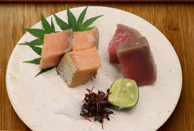 創作海鮮丼専門店【TILE (タイル) 】が魅せる、薫る海鮮丼。キングサーモンと本鮪中トロの“冷燻盛り”で新たな味覚体験を提供。