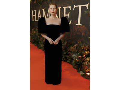 【ルイ・ヴィトン】ジェシー・バックリーが、映画「ハムネット」プレミアに着用したドレスのサヴォアフェール