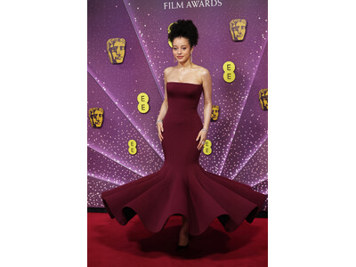【ルイ・ヴィトン】チェイス・インフィニティが、英国アカデミー賞2026の授賞式にて着用したドレスのサヴォアフェール