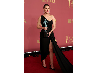 【ルイ・ヴィトン】ケリー・ラッセル、テレビ部門女優賞を受賞した第32回アクター・アワードにてルイ・ヴィトンを着用