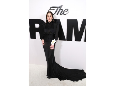 【ルイ・ヴィトン】アラナ・ハイム、映画「The Drama(原題)」のプレミアにルイ・ヴィトンを着用