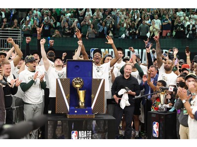 ルイ・ヴィトン、NBAファイナル2021 の優勝チームに贈呈された「ラリー・オブライエン・トロフィー」のために特製トロフィー・ケースを製作