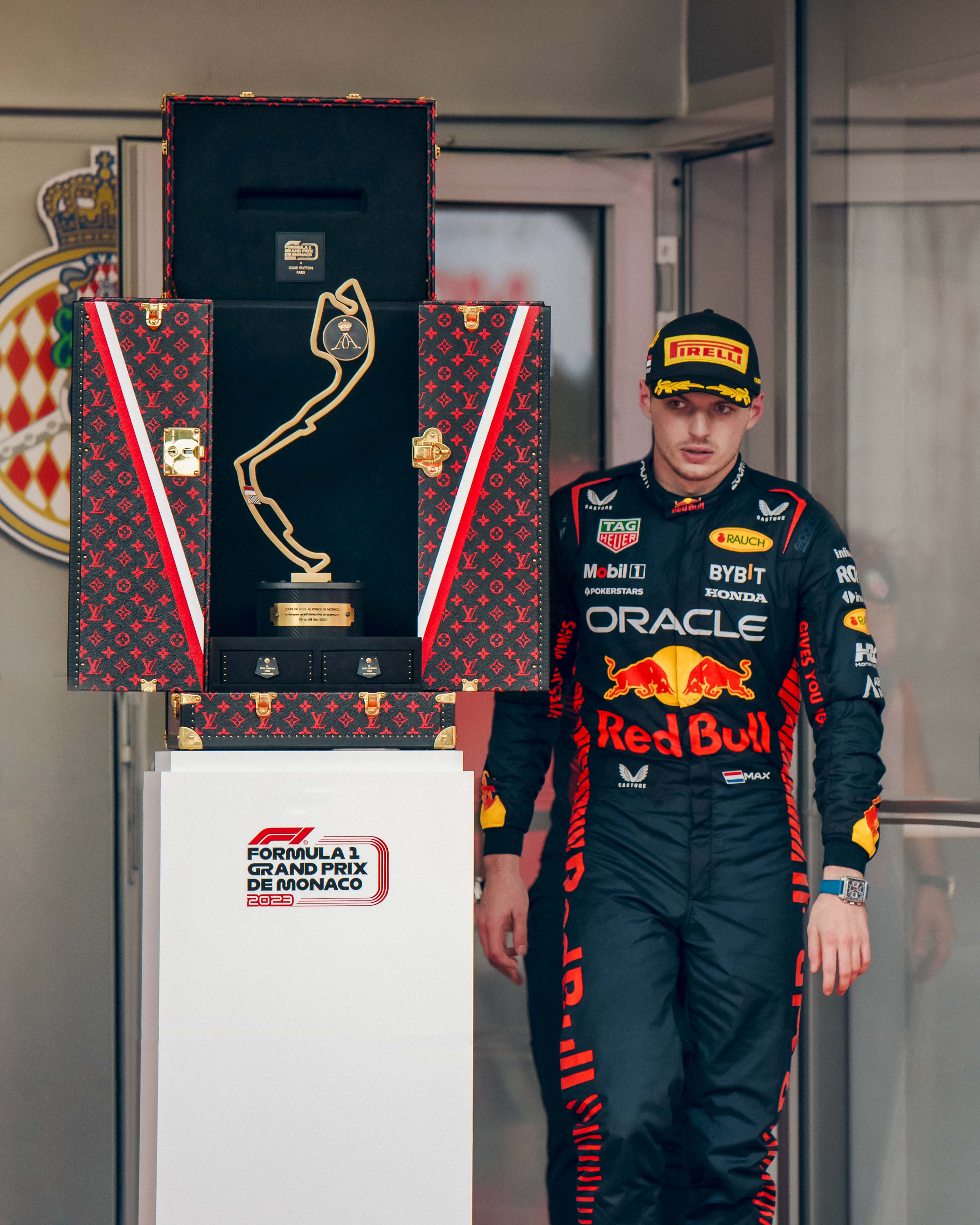 【ルイ・ヴィトン】ルイ・ヴィトンのトラベルケースにて授与 第80回フォーミュラ1モナコグランプリ(TM)の優勝トロフィー