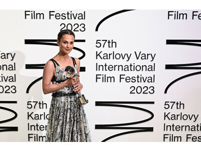 【ルイ・ヴィトン】第57回カルロヴィ・ヴァリ国際映画祭にて、アリシア・ヴィキャンデルがルイ・ヴィトンを着用