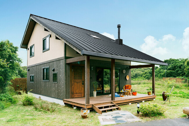 住宅の意匠性と太陽光発電を両立。ログハウスの「BESS」、特別モデル・程々の家「晴七色」の第2弾　屋根一体型太陽光パネル搭載モデル新登場