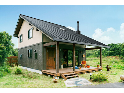 住宅の意匠性と太陽光発電を両立。ログハウスの「BESS」、特別モデル・程々の家「晴七色」の第2弾　屋根一...