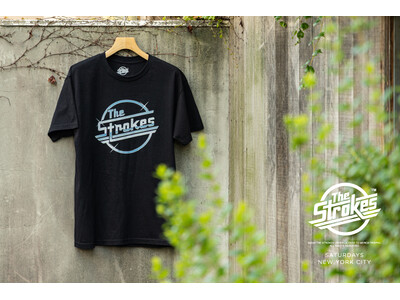 ニューヨーク出身のロックバンド「The Strokes」と「Saturdays NYC」のオフィシャル Tシャツとキャップが 8月14日 (金) に発売