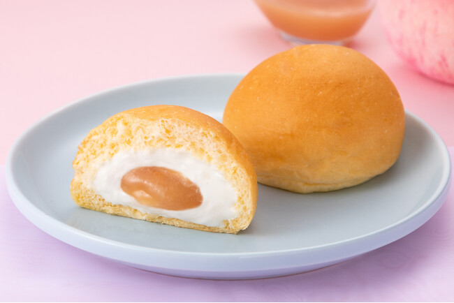 【ファミリーマート限定】福島県産「あかつき」の芳醇な香りが広がる！「冷やして食べる とろけるミルクくりーむパン もも」が6月9日（火）より再登場