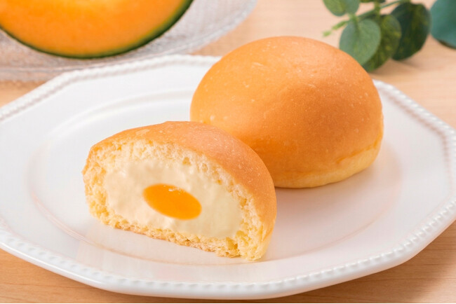 ファミリーマート「冷やして食べる とろけるくりーむパン 茨城県産赤肉メロン」7月14日(火)より新発売