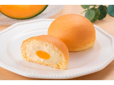 ファミリーマート「冷やして食べる とろけるくりーむパン 茨城県産赤肉メロン」7月14日（火）より新発売