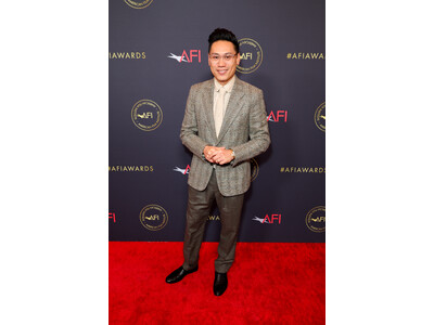 �G�~���A�E�N���[�N���A�Z���u���e�B�������E�s�A�[�i�𒅗p