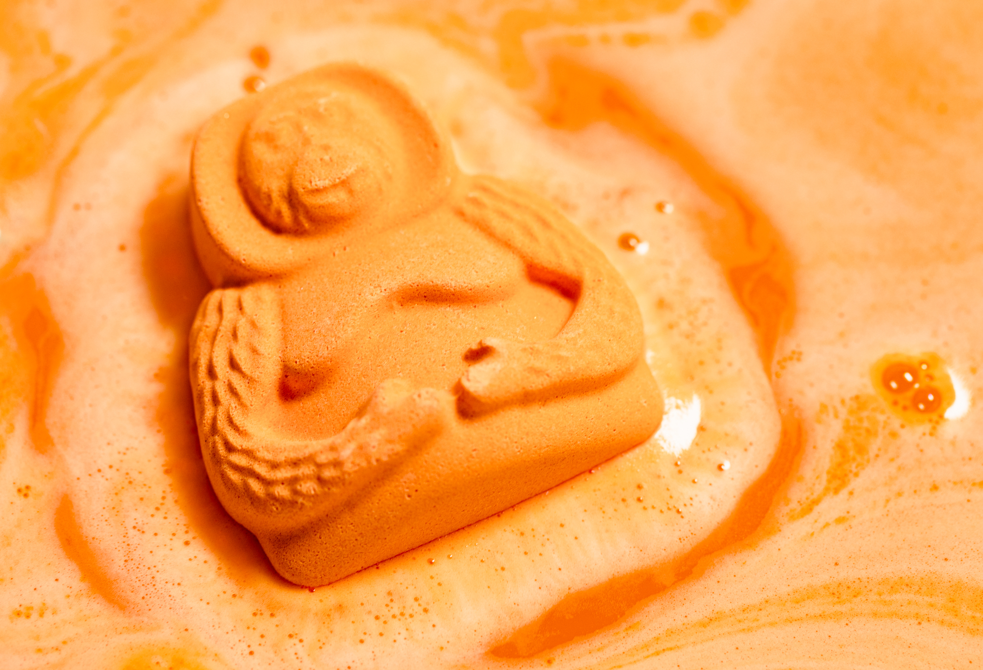 6月の環境月間　英国発化粧品ブランドLUSH　6月1日、LINEのライブコマースサービス「LIVEBUY」でチャリティ商品『オランウータン ボム』を対象に配信