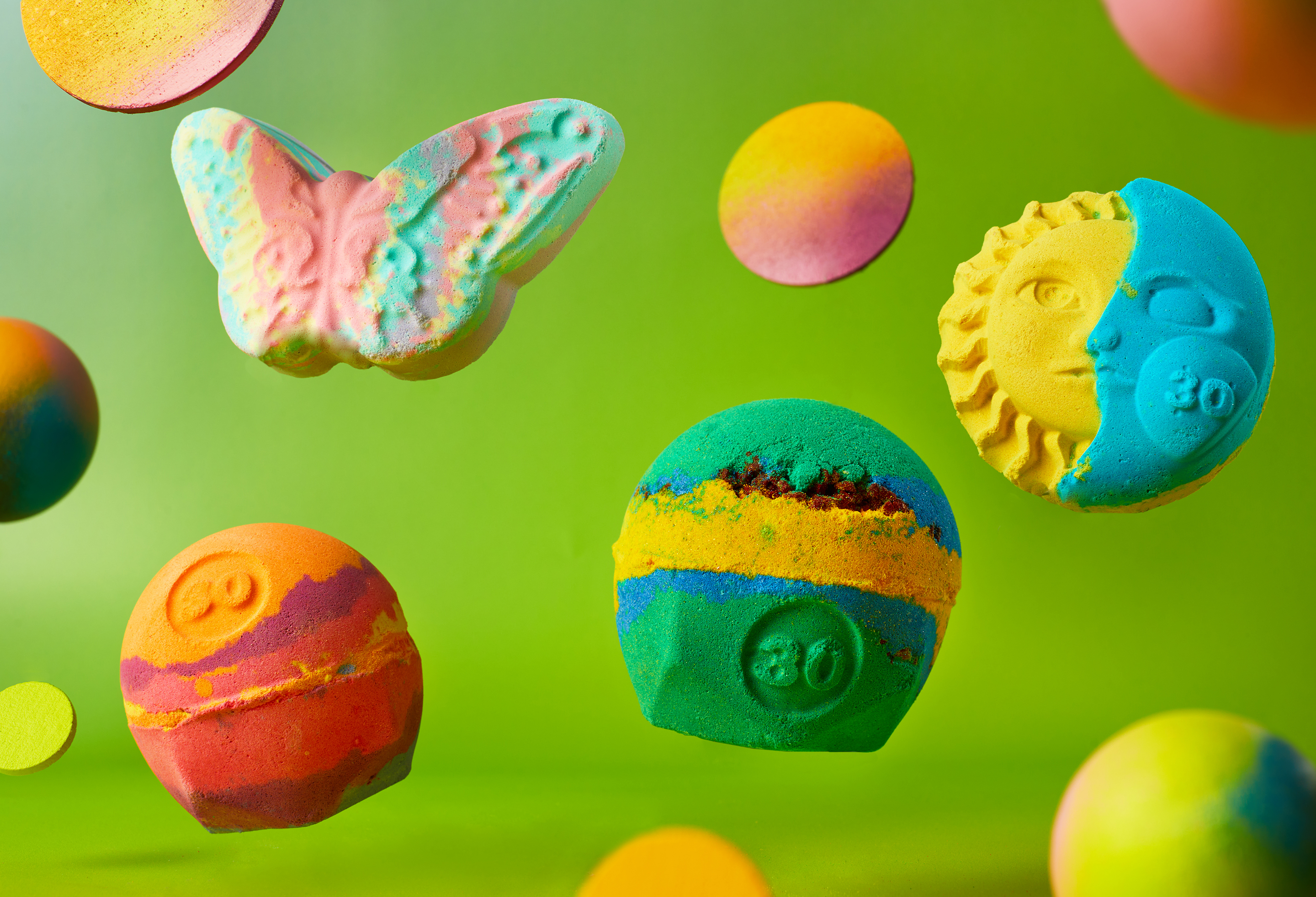 4月27日（日）は「世界バスボムデー」バスボムの産みの親LUSHがブランド創立30周年記念のバスボム全29種を4月24日（木）より順次発売
