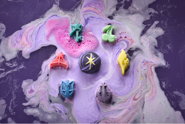 ＜KATSEYE x LUSH＞限定コラボレーションアイテム全7種を8月7日より発売！