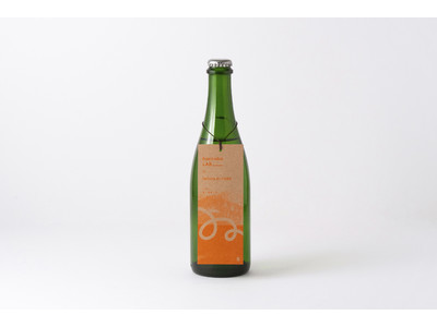 日本酒の製法をベースに、オレンジワインの搾りかすを一緒に発酵させたSake「まーるまーる」。haccobaより3月29日発売。